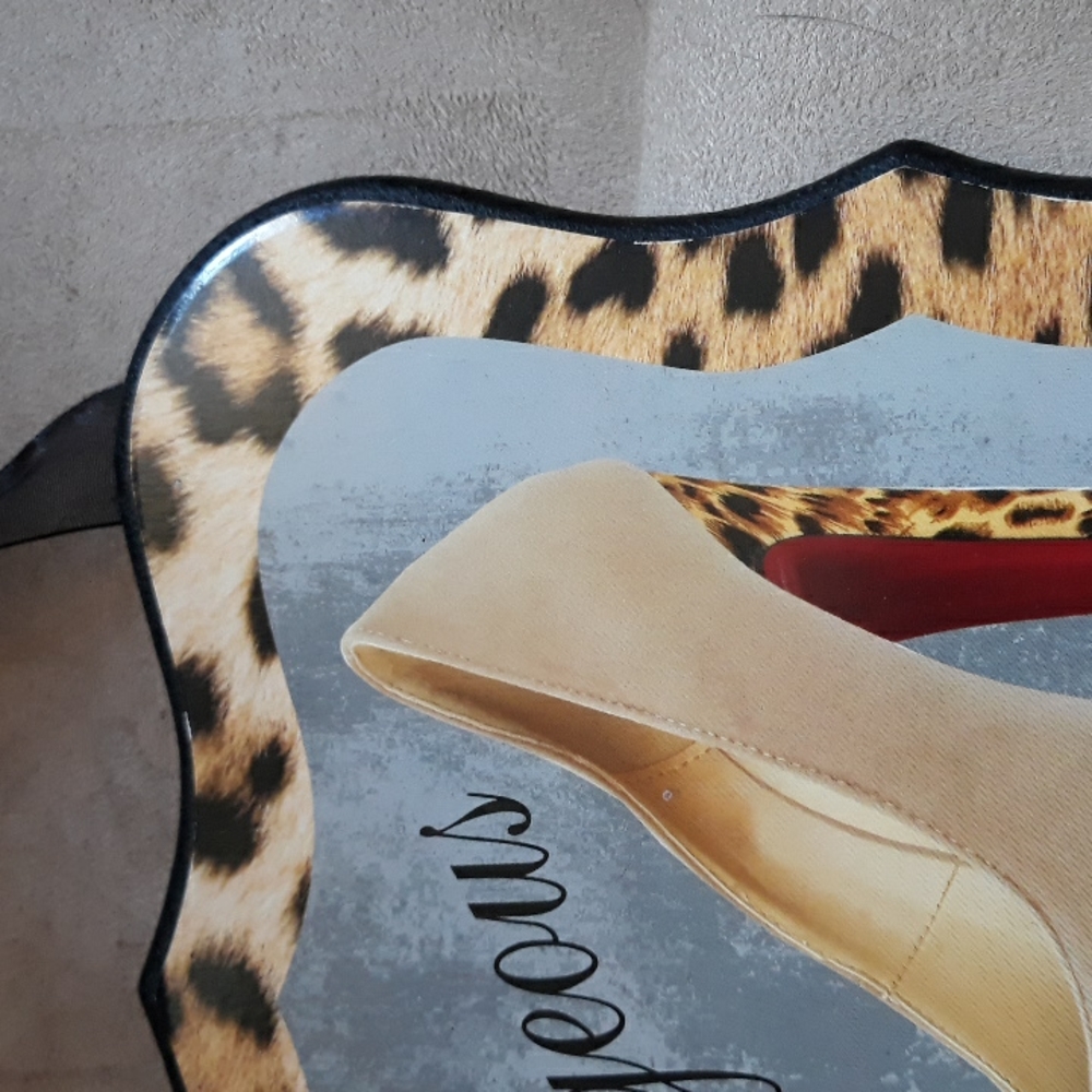 Cute high heel shoe wall hanging that says "gorgeous" on it. - Picture 4 of 4